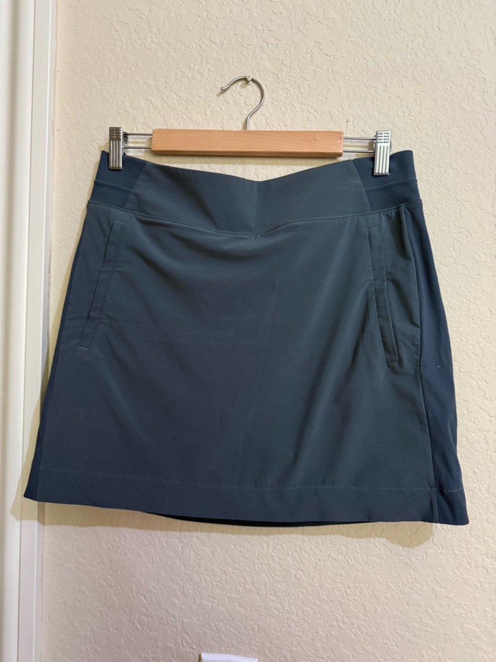 Athleta Active Skirt in olive - size 6